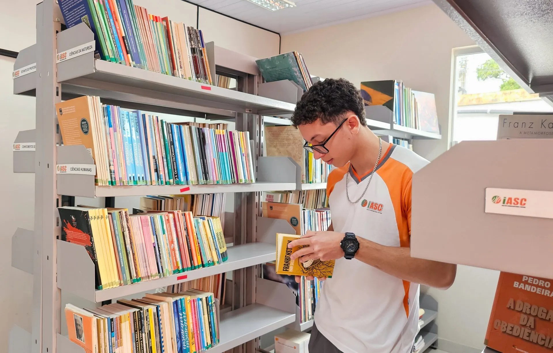 Biblioteca do Colégio IASC