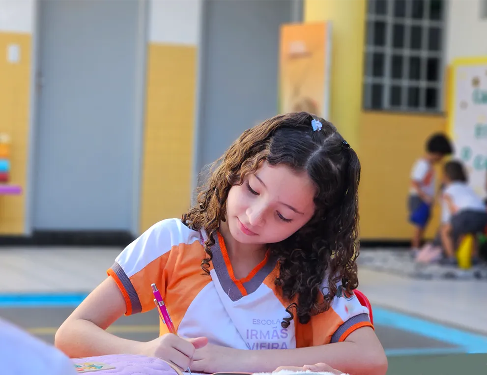 Crianças estudando e aprendendo no Ensino Fundamental I
