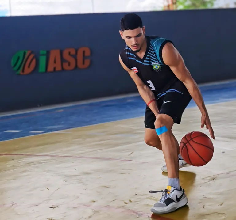 Crianças praticando natação